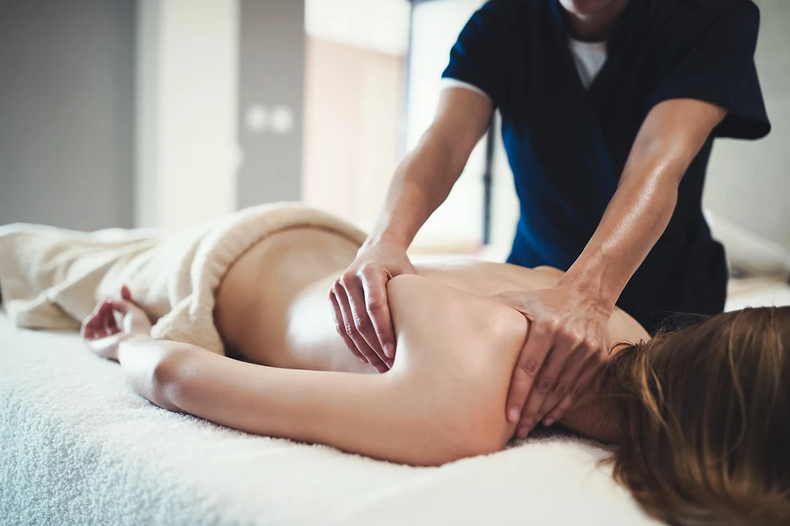 Două tinere din Bihor susţin că un «specialist în osteopatie» le-a pus să se dezbrace 