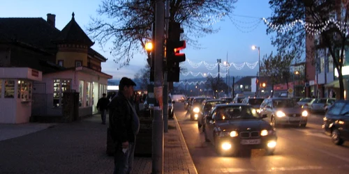 Primăriile din judeţ vor monta în acest an mai puţine becuri de sărbători