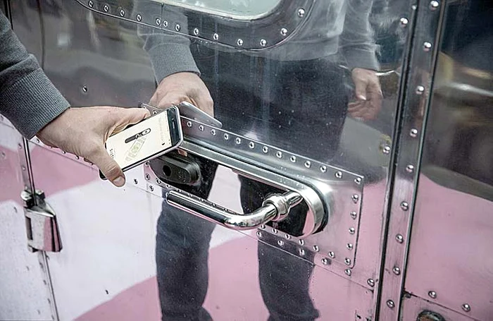 Se „descuie” cu telefonul