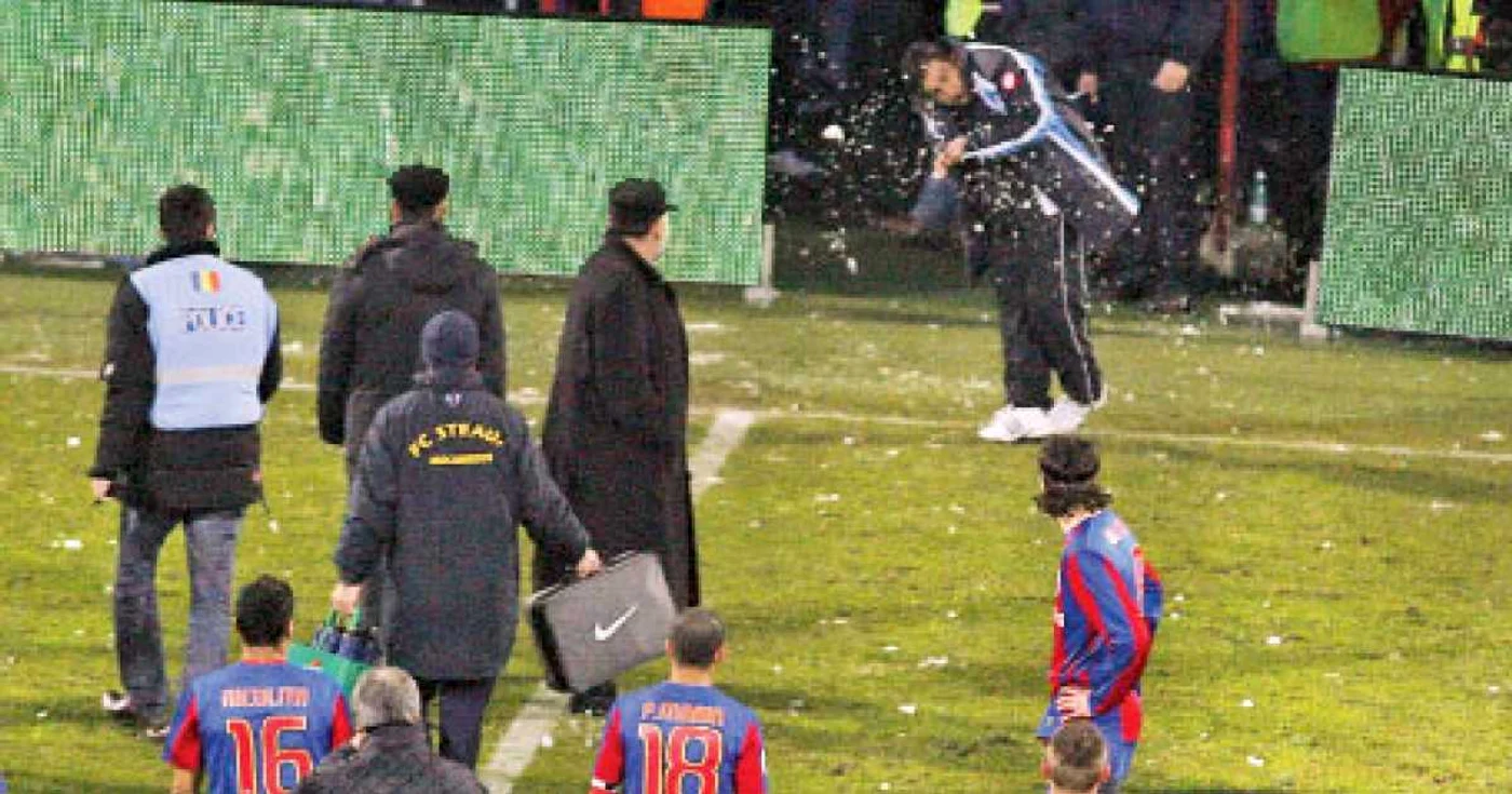 Derbedeii din tribune  i-au bombardat pe jucătorii şi pe oficialii celor două echipe cu bulgări de zăpadă, iar arbitrul a întrerupt meciul