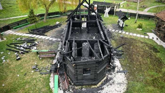 Biserica de lemn din Topla a fost făcută scrum în urma unui incendiu FOTO: Facebook CJ Timiș