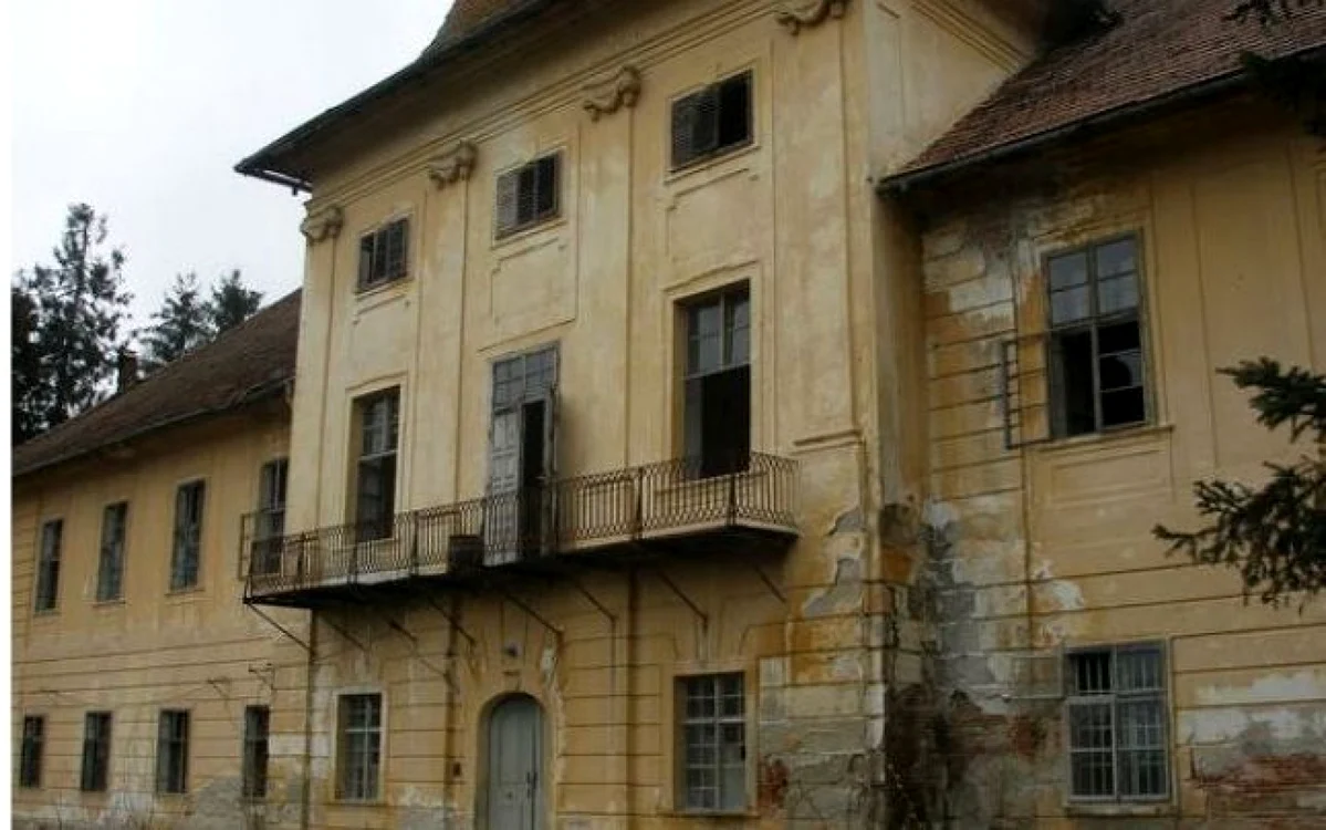 Impunătorul palat a ajuns acum doar o ruină.