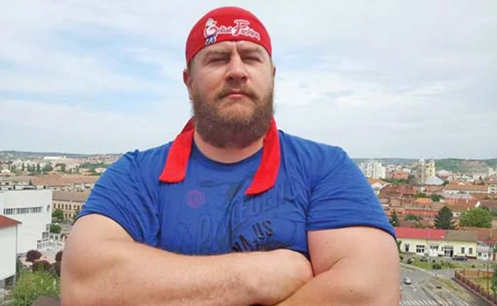 Ridică în palmă un copil ca şi când ar fi o jucărie