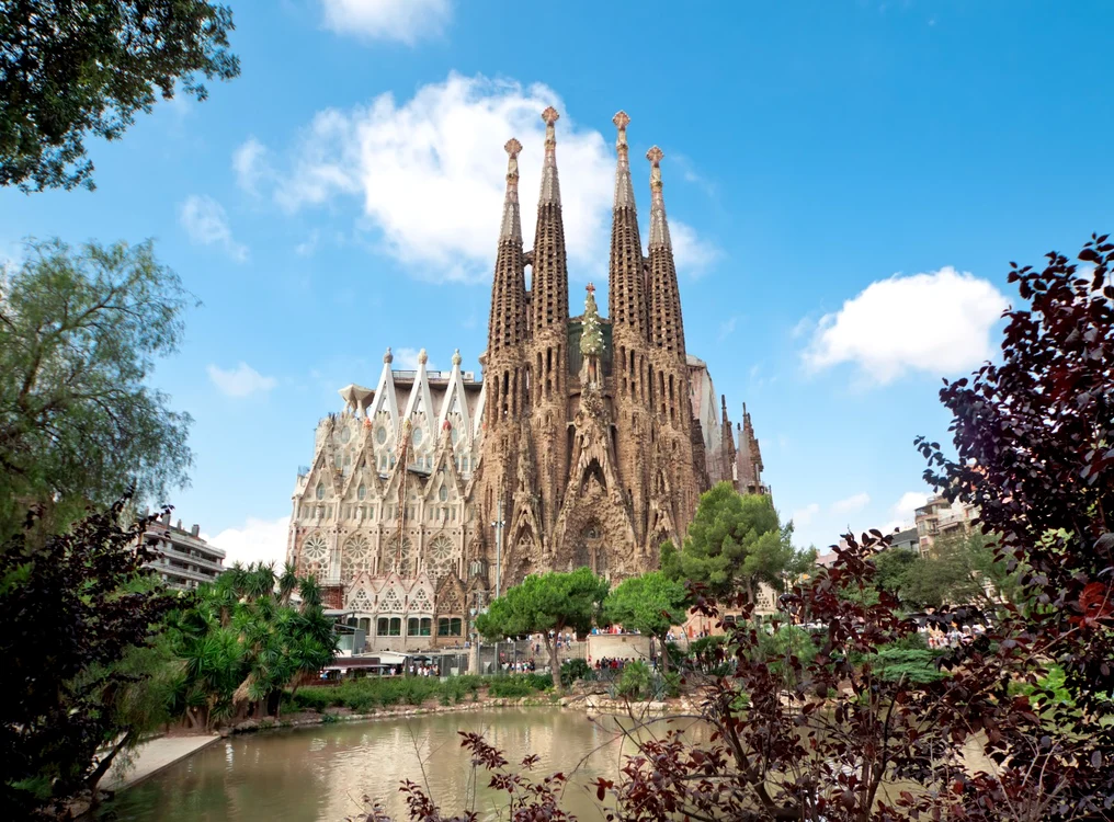 Proiectată de către arhitectul Antoni Gaudí, Sagrada Familia
este o combinaţie de forme gotice şi cele tipice curentului „Art Nouveau“ FOTO:
SHUTTERSTOCK