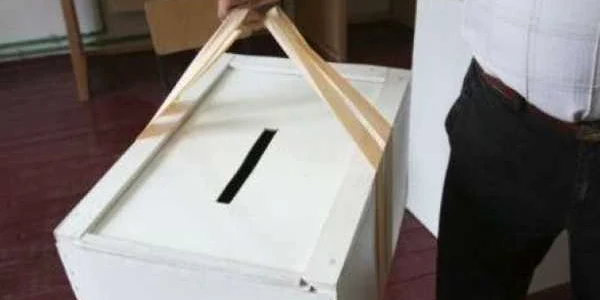 Poliţiştii şi procurorii cercetează un bărbat care a introdus în urnă mai multe buletine de vot