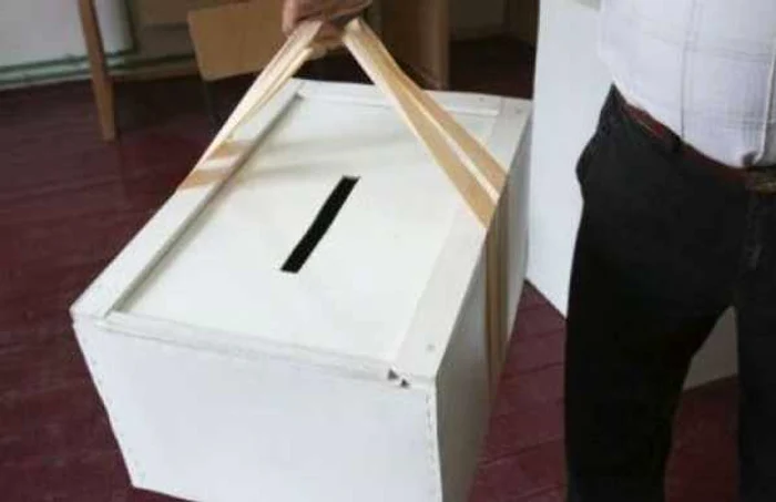 Poliţiştii şi procurorii cercetează un bărbat care a introdus în urnă mai multe buletine de vot