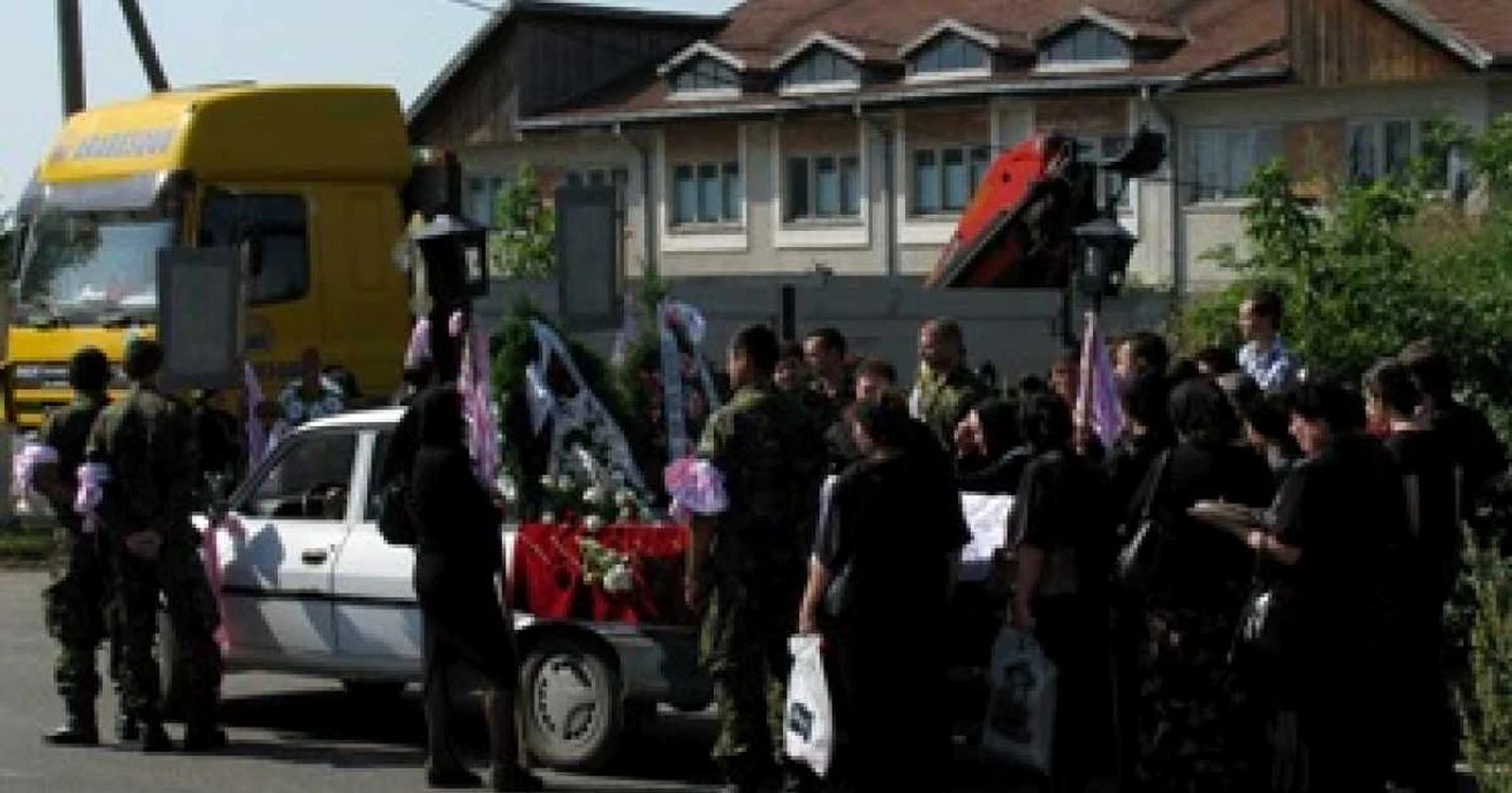 Bacău: Victima criminalului de pe Panselelor a fost înmormântată