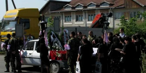 Bacău: Victima criminalului de pe Panselelor a fost înmormântată