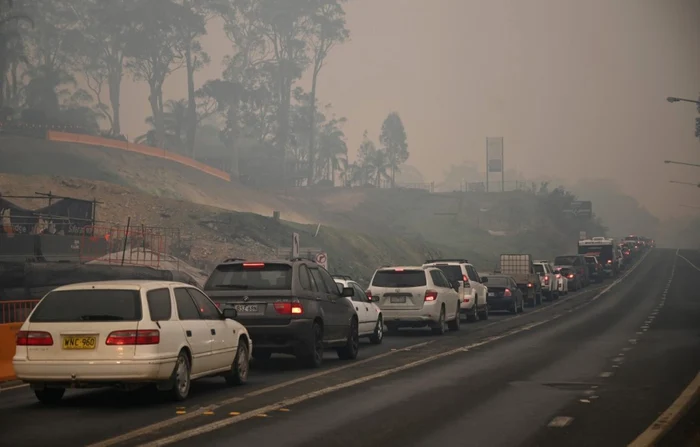 Cozi dupa ce oamenii evacueaza orasele afectate de incendii in Australia FOTO AFP