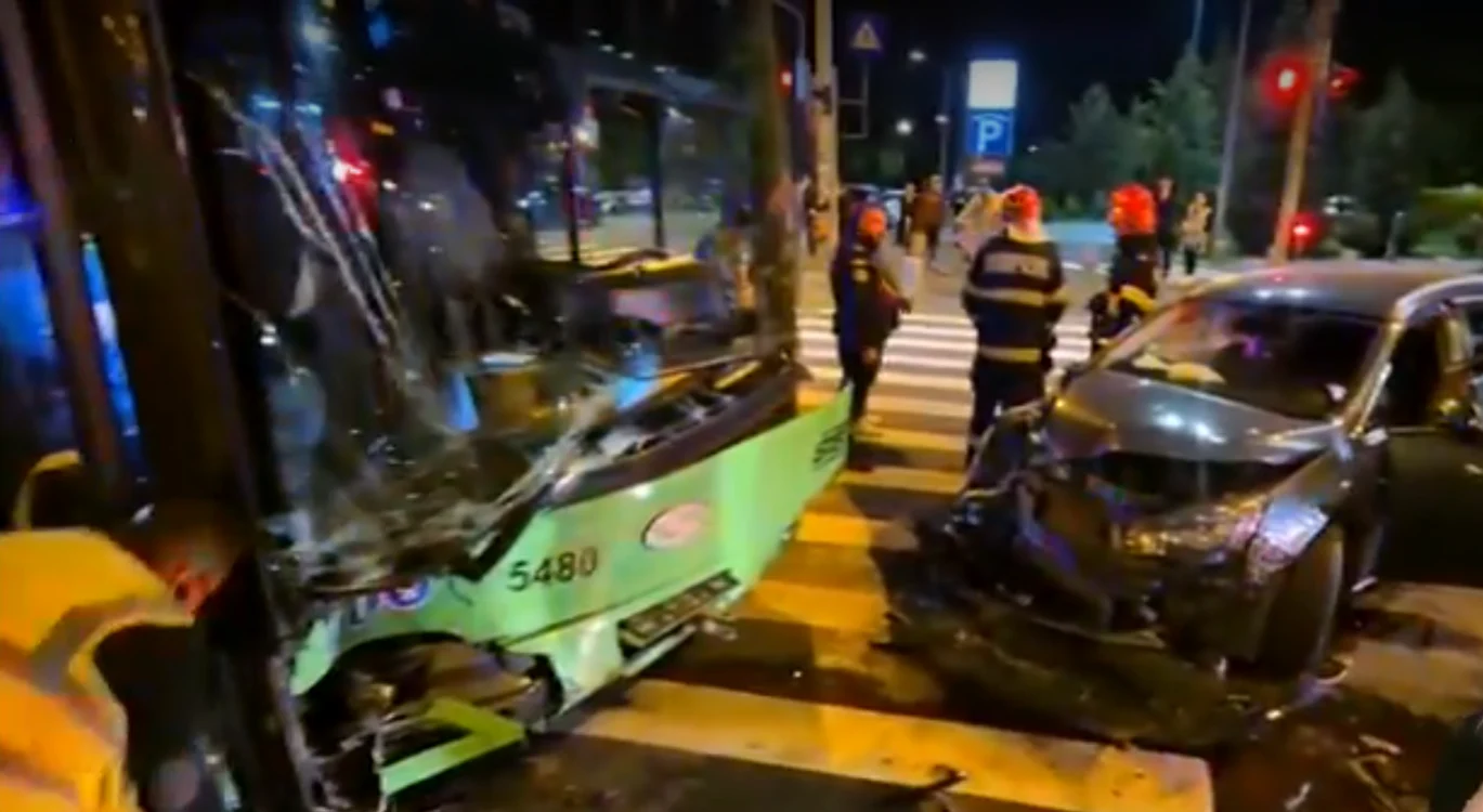 Autobuz STB, lovit de o mașină condusă de un șofer ce consumase alcool. FOTO: Captură Video 