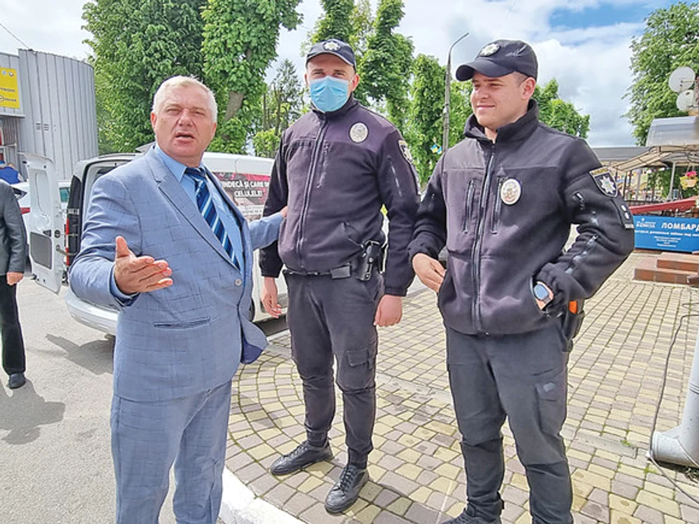 
    Românul a ţinut să se pozeze cu poliţiştii ucraineniFoto: adevarul.ro  