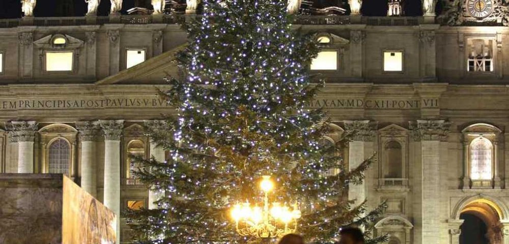  Scandal din cauza tradițiilor de Crăciun.Un brad de 200 de ani stârnește dispute între Vatican și ecologiști