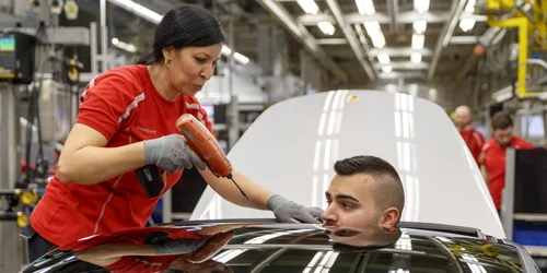 Linia de producţie a automobilelor sport din fabrica producătorului german Porsche de la Stuttgart Germania FOTO EPA-EFE / Ronald Wittek