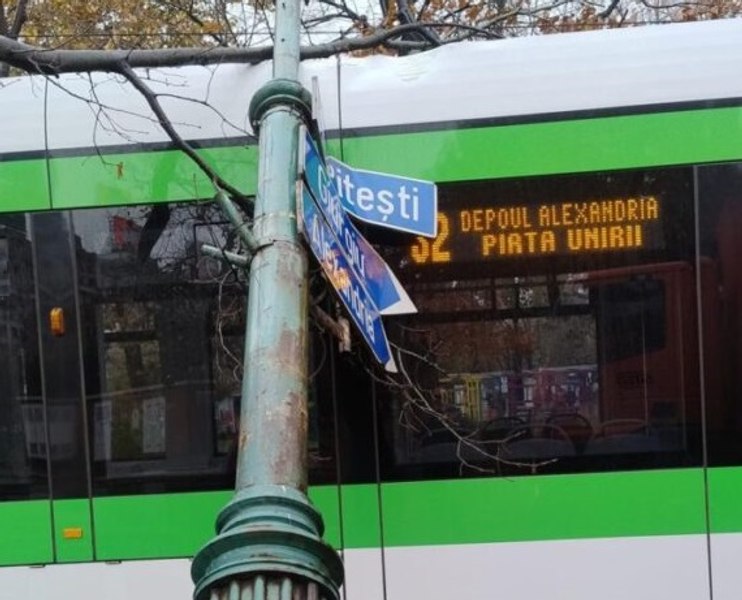 Un stâlp de iluminat a căzut peste un tramvai, în zona Unirii din Capitală. Mai multe linii de tramvai sunt blocate