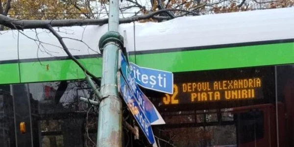 un stâlp de iluminat a căzut peste un tramvai Foto CLub feroviar Facebook jpg