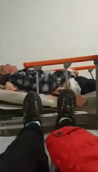 Pacient legat de pat de un paznic. Infirmiera: „Trebuia să vă ducă la nebuni, nu aici să ne înnebuniţi pe noi!“ VIDEO