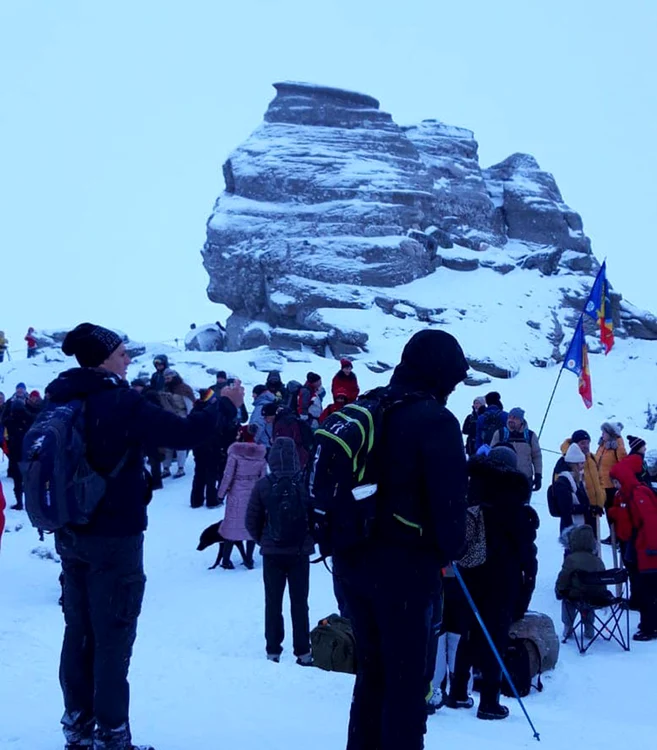Zeci de turiști  au urcat luni  după-amiază  pe platoul  Bucegi-Sfinx
