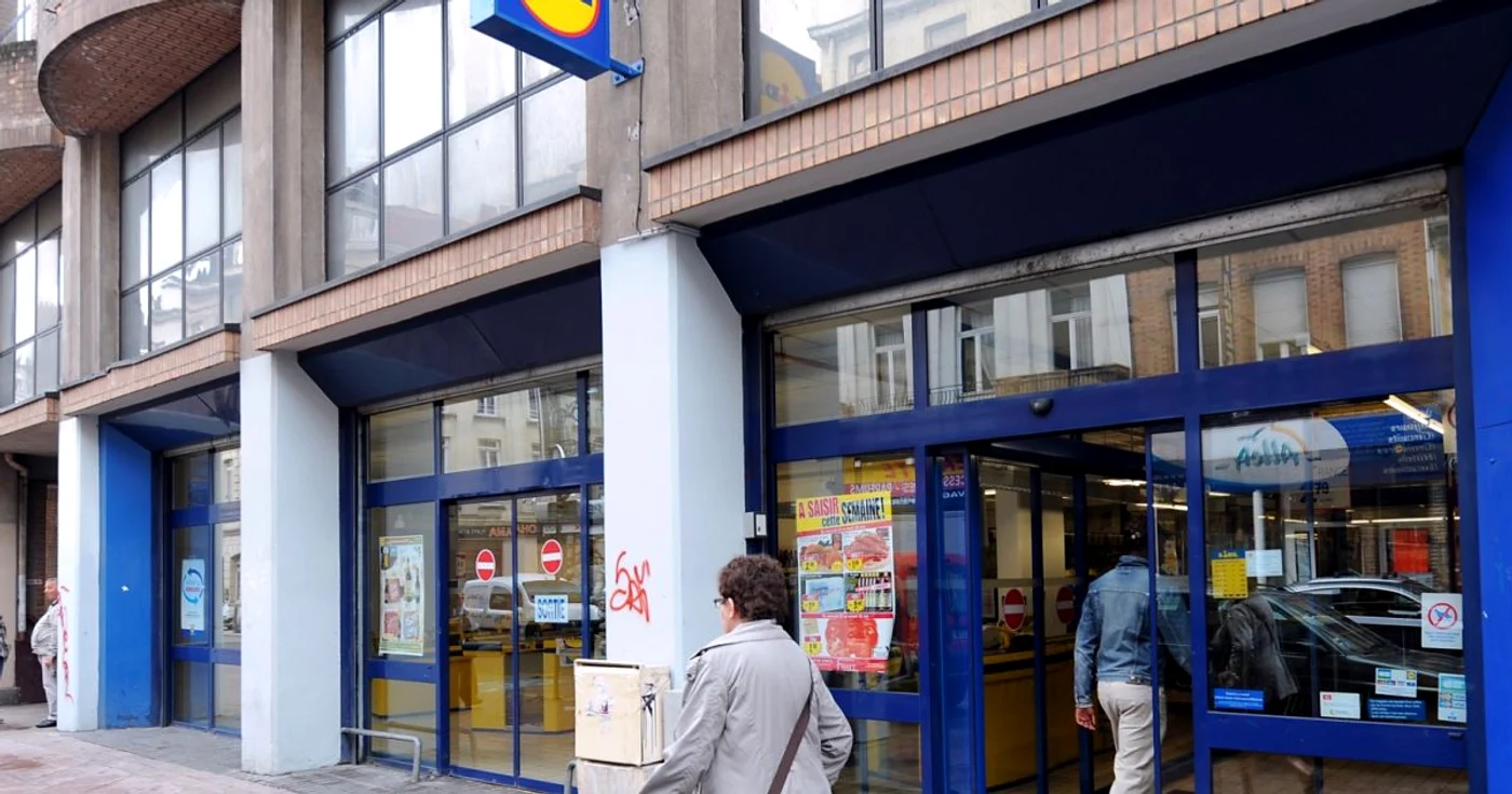 Vânzătoarele unui supermarket din Capitală ar fi fost legate în timpul unui jaf FOTO Arhivă Adevărul