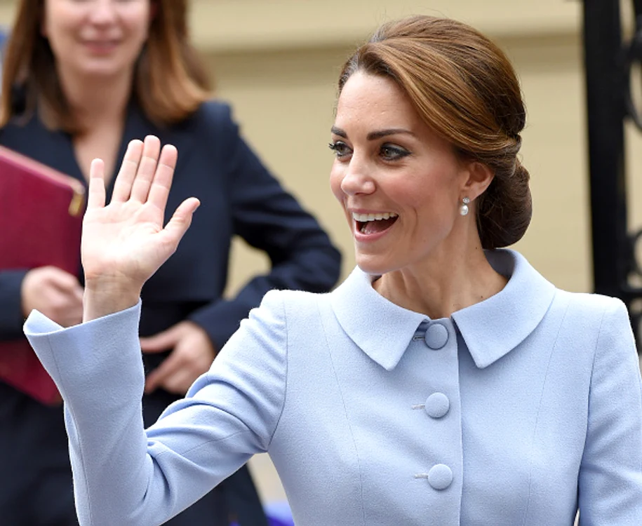 
    Kate Middleton, în fața tabloului 