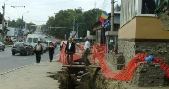 Suceava: Podurile improvizate peste şanţurile de pe trotuare nu sunt folosite