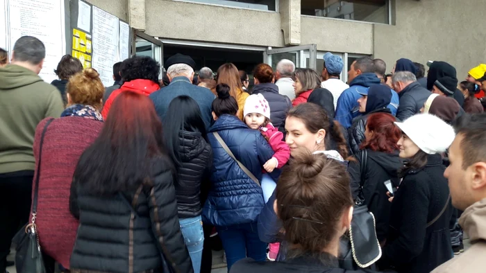 Greu de ajuns faţă în faţă cu angajatorii, la Slatina FOTO: Alina Mitran