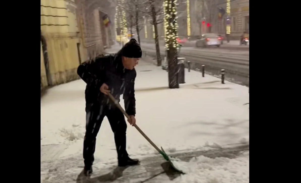 Emil Boc curăță zăpada FOTO: captura video