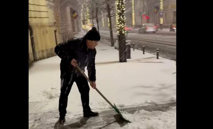 VIDEO Boc a pus mâna pe lopată și a curățat zăpada din faţa Primăriei Cluj-Napoca: „Haideţi să ne curăţăm trotuarele!”