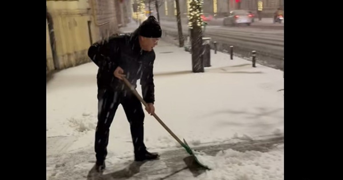 Boc curăță zăpada la Primăria Cluj-Napoca