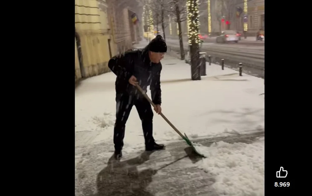 Boc a pus mâna pe lopată și a curățat zăpada din faţa Primăriei Cluj-Napoca: „Haideţi să ne curăţăm trotuarele!”