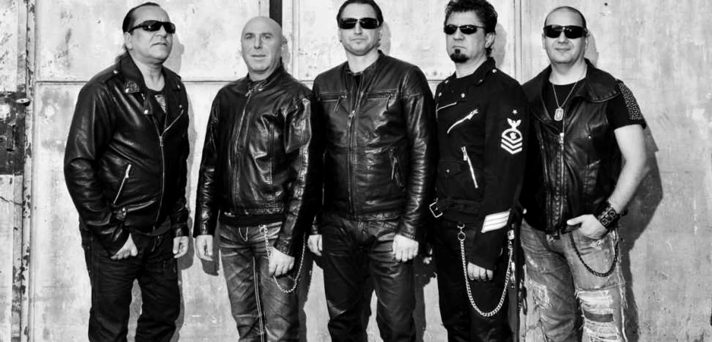 Membrii trupei Iris (de la stânga la dreapta): Nelu Dumitrescu (baterie), Valter Popa (chitară), Toni Şeicărescu (voce), Boro (bas), Relu Marin (clape). FOTO Arhivă Iris