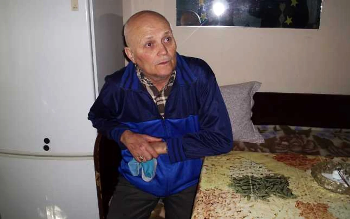 Costică Ştefănescu, fost frizer, spune că, la pensia lui, n-are şanse să se mute vreodată din casa statului 