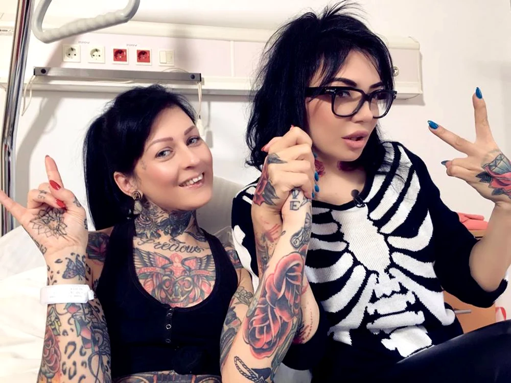 
    Femke, alături de DJ Wanda și medicul Florin Juravle foto: arhivă personală  