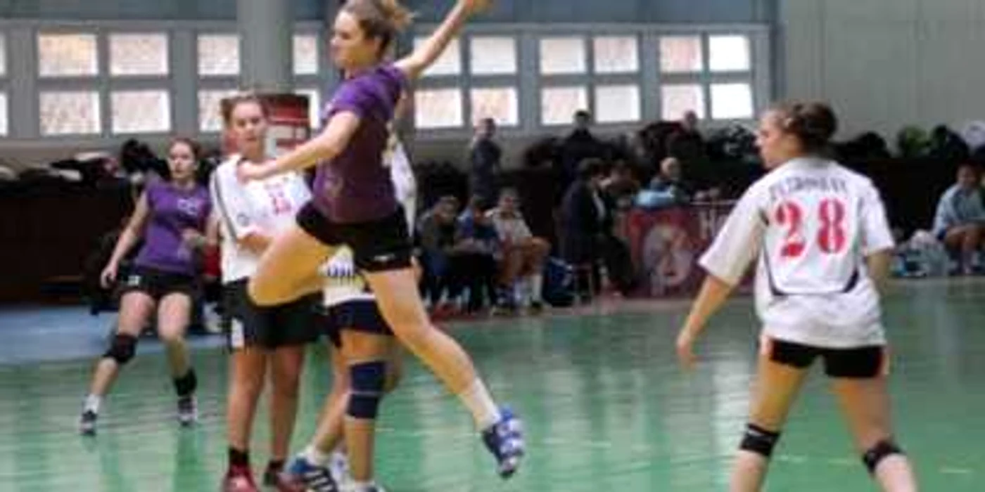 PRESASPORTIVA.COM Decarul echipei de handbal Femina, Olesea Donici este una dintre marcatoarele formației