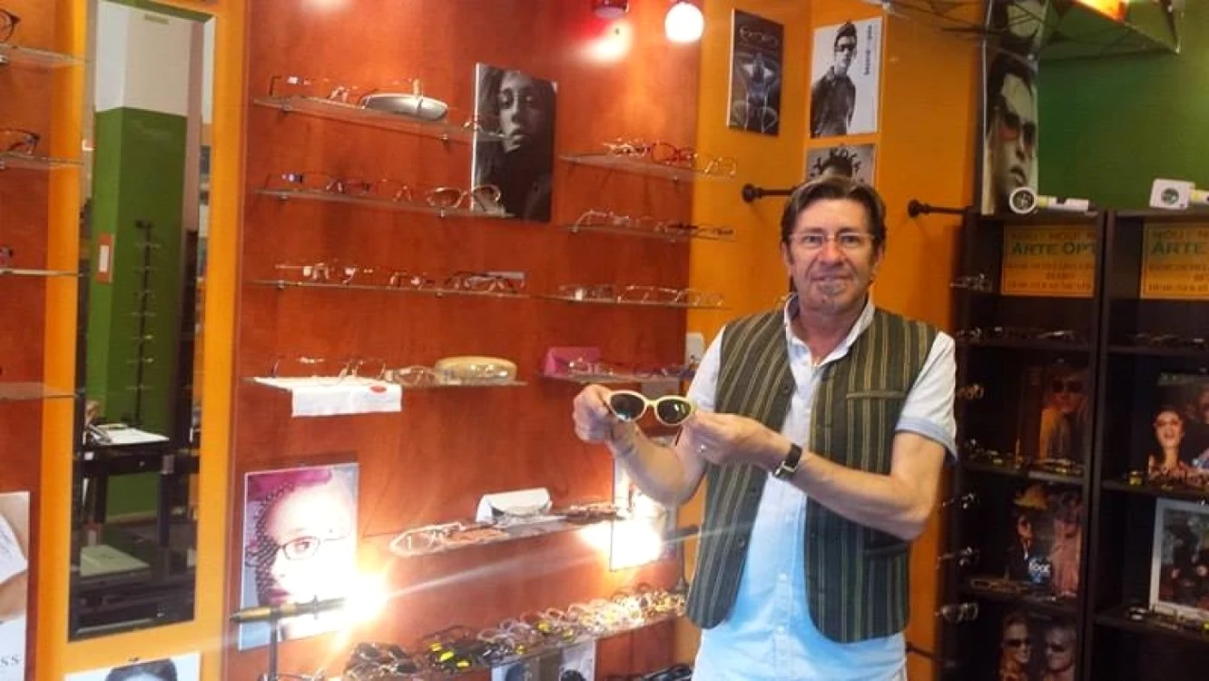 Alfred Kosar în magazinul său de optică medicală FOTO Ştefan Both