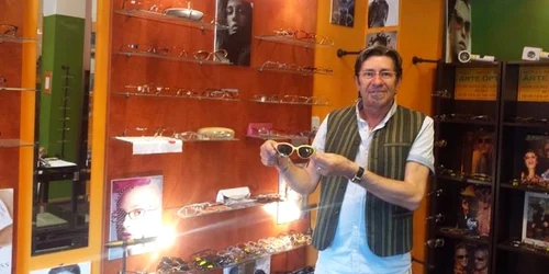 Alfred Kosar în magazinul său de optică medicală FOTO Ştefan Both