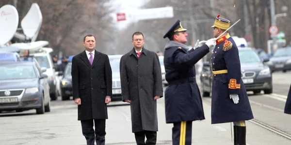 Premierul Vlad Filat a fost primit cu onoruri militare la Iaşi