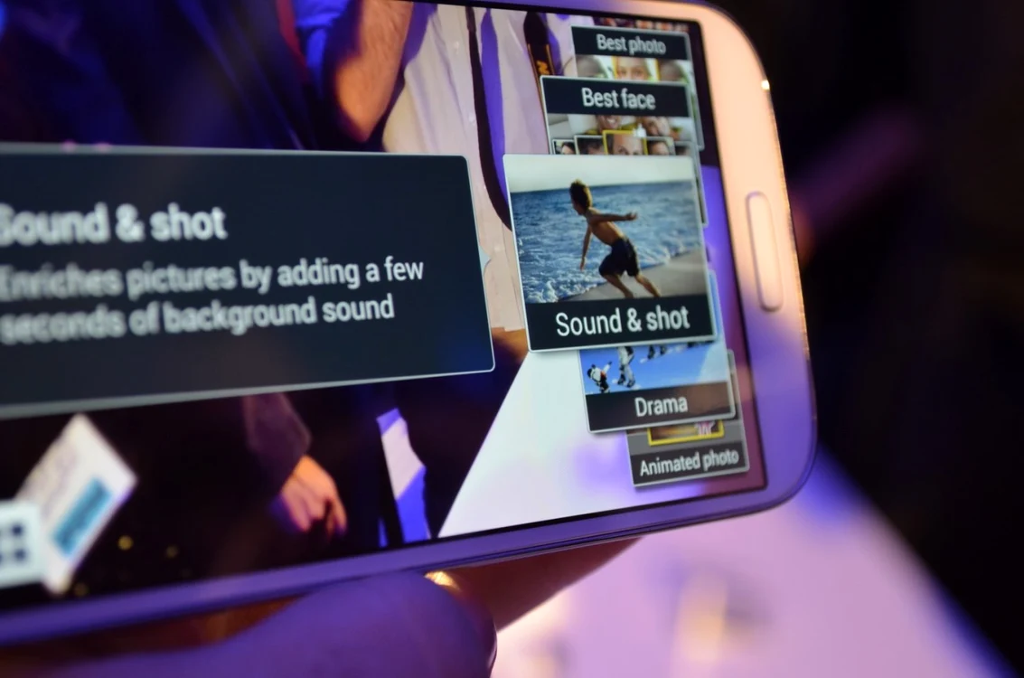 Samsung Galaxy S4 are o cameră de 13 megapixeli. FOTO Răzvan Băltăreţu/Adevărul