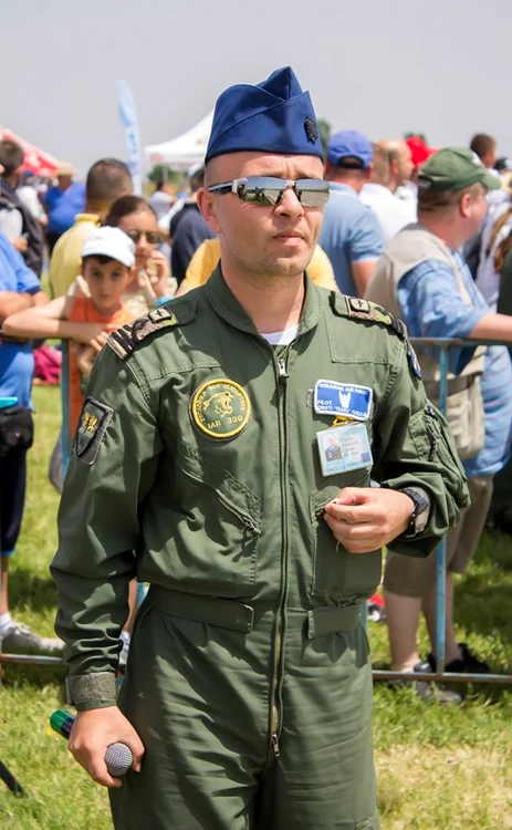 Cristian Vasilică, la unul dintre show-urile aeriene pe care le-a prezentat, surprins de colegul şi prietenul lui, Alexandru ParaschivFoto: Alexandru Paraschiv