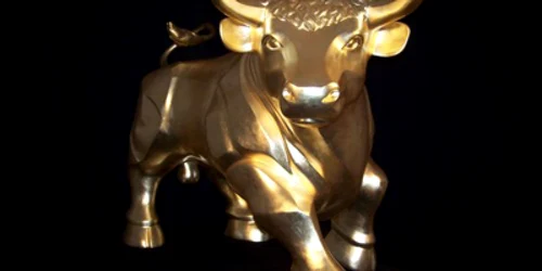 Analiştii susţin că relaxarea politicilor monetare şi devalorizarea dolarului vor conduce la creştrea preţului metalului preţios