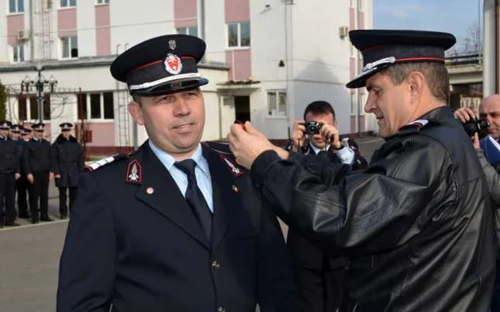 Pentru fapte de curaj
deosebite plutonierul major Mihai Nicolae Ştef a fost avansat la gradul de
plutonier adjutant în mod excepţional