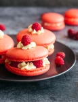 Macarons cu zmeura si frisca Sursa foto shutterstock 2016345182 jpg