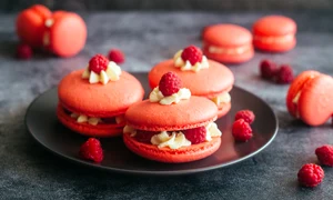 Macarons cu zmeura si frisca  Sursa foto shutterstock 2016345182 jpg