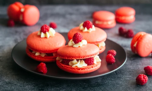 Macarons cu zmeura si frisca  Sursa foto shutterstock 2016345182 jpg
