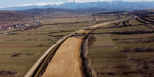 Imagini surprinse cu drona de pe Lotul 1 de Autostrada Sibiu - Piteşti de pe tronsonul Sibiu - Boiţa - în fundal Munţii Făgăraş Foto captură video