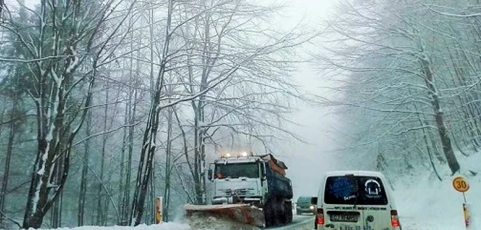 Se intervine cu utilaje pentru curăţarea carosabilului