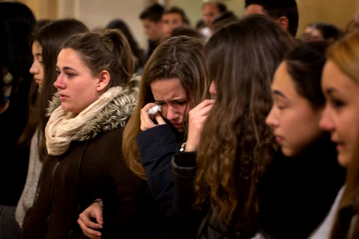 
    Prietenii elevilor decedați în aciidentul aviatic din Franța participă la o slujbă religioasă de comemorare a victimelor la Llinars del Valles, langă Barcelona, Spania, foto: AP  