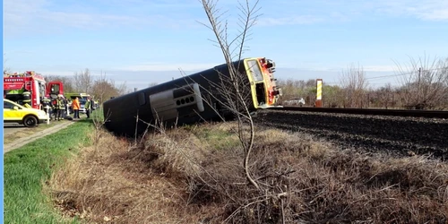 Cinci morţi şi cel puţin zece răniţi după ce un tren a lovit o camionetă în Ungaria foto - hungary today