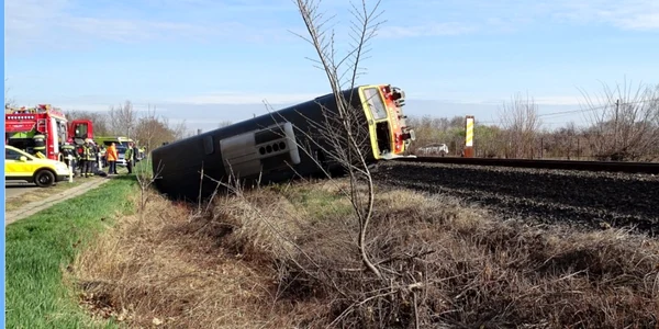 Cinci morţi şi cel puţin zece răniţi după ce un tren a lovit o camionetă în Ungaria foto - hungary today