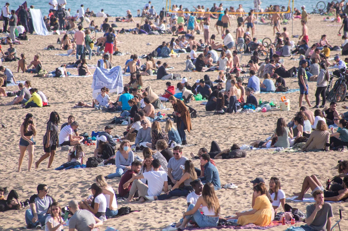 
    Plajele din Catalonia au fost pline sâmbătă, oamenii ignorând restricţiile legate de Covid-19foto: Profimedia  