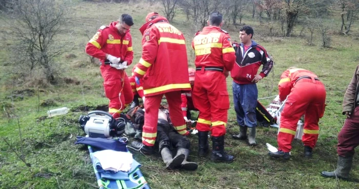 Bărbatul se află în stare gravă după ce a fost strivit de tractorul pe care-l conducea FOTO: Bianca Sara